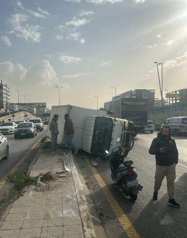 تصادم بين سيارة وبيك اب وانقلاب الاخير على اوتوستراد ⁧‫المدينة الرياضية‬⁩ باتجاه ⁧‫المطار‬⁩