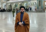 نجل نصر الله يعتمر عمامة والده على يد خامنئي