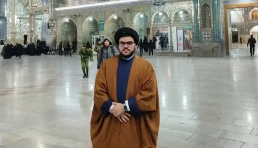 نجل نصر الله يعتمر عمامة والده على يد خامنئي