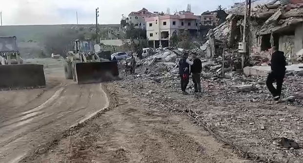 بالفيديو: جرافات الجيش تقوم بفتح الطرقات في مدينة الخيام