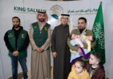 بخاري أشرف على عملية نقل توأم سيامي سوري وأسرتهما من مطار بيروت لإجراء عملية الفصل في السعودية