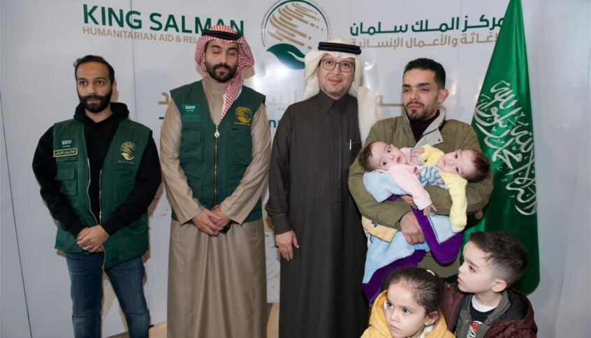 بخاري أشرف على عملية نقل توأم سيامي سوري وأسرتهما من مطار بيروت لإجراء عملية الفصل في السعودية
