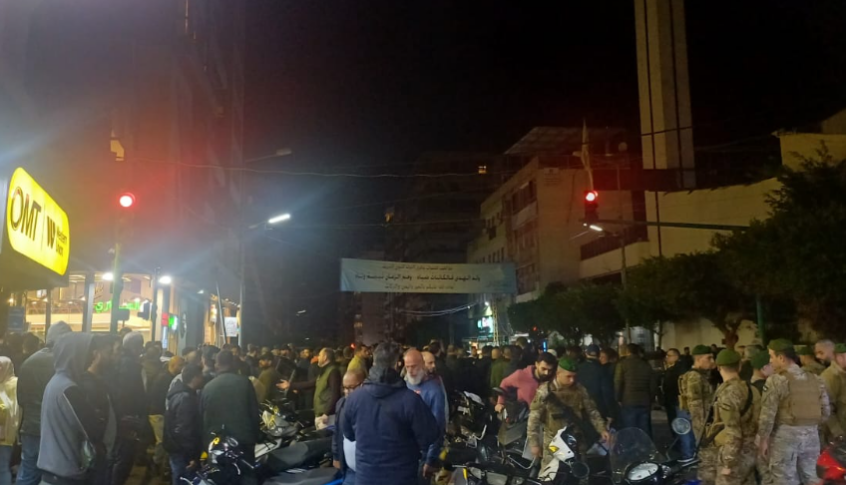 إقفال أوتوستراد عائشة بكار – بيروت احتجاجاً على توقيف شخصين