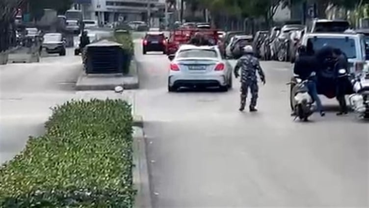 سيارة تدهس عنصرا في قوى الأمن في بيروت(بالفيديو)