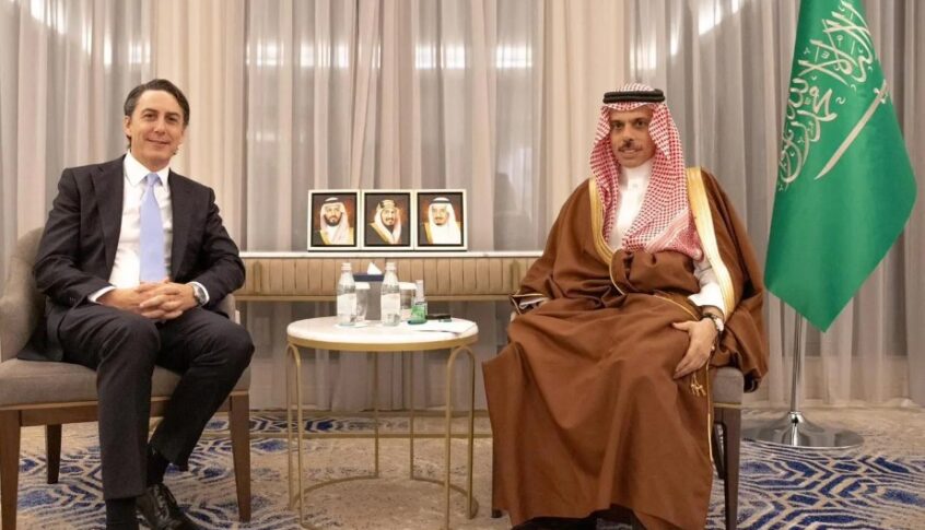 لقاء بين بن فرحان وهوكستين في الرياض