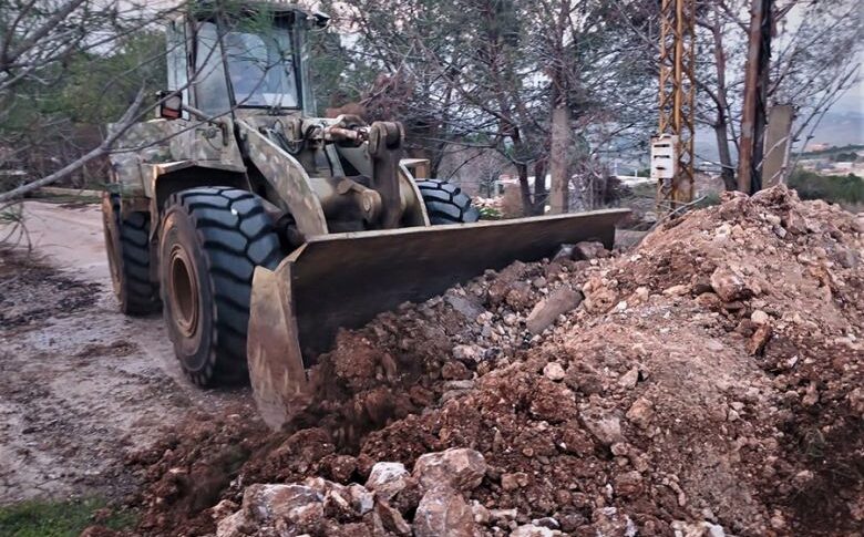 بالصور: الجيش يفتح ثلاث طرق كان العدو الإسرائيلي قد أغلقها فجرًا في الطيبة – مرجعيون