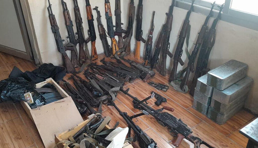 الجيش: دهم منازل مطلوبين وتوقيف شخصين في بلدة عرسال – البقاع