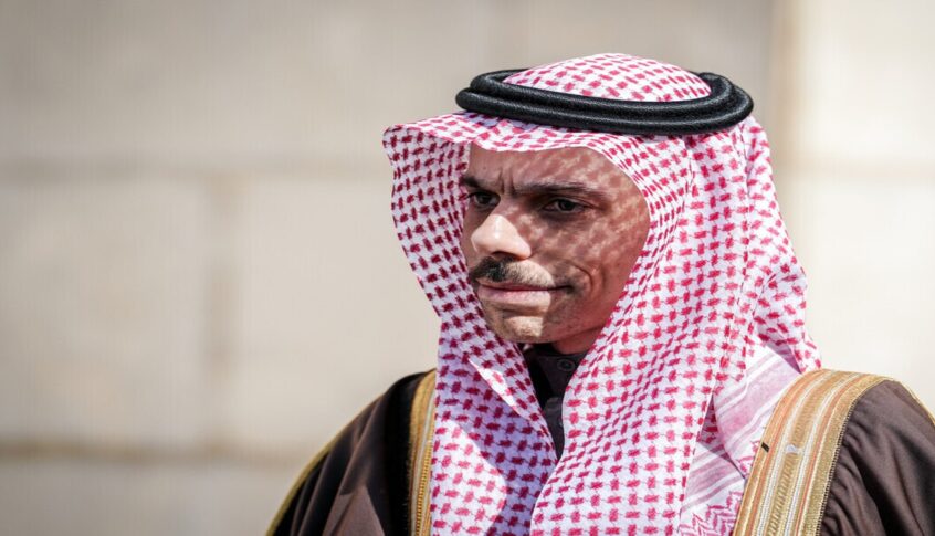 وزير الخارجية السعودي في بيروت غدا