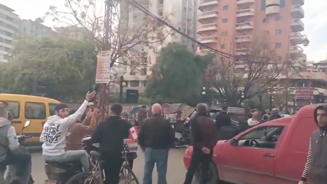حالة من التوتر وتحطيم منزل في جبل محسن…ما الذي يحدث في طرابلس؟(بالفيديو)