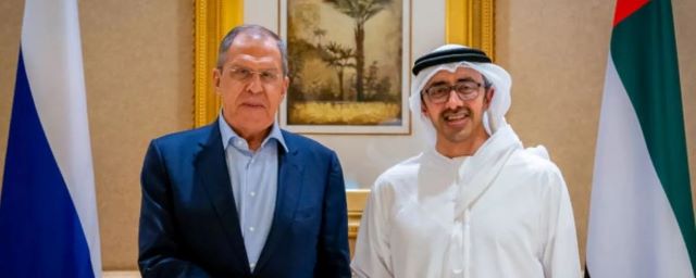 وزير الخارجية الإماراتي ونظيره الروسي بحثا هاتفيا في التطورات الإقليمية