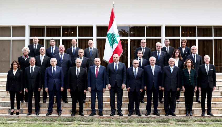 الصورة التذكارية للحكومة في قصر بعبدا وأول جلسة لها مع تشكيل اللجنة الوزارية المكلفة صياغة البيان الوزاري
