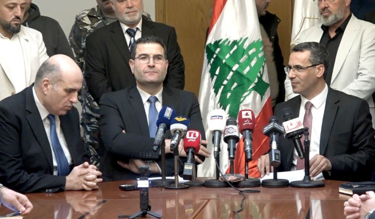 تسليم وتسلم في الزراعة هاني: نؤكد التزامنا بالعمل لتحقيق زراعة متطورة تواكب العصر الحاج حسن: نحول الأزمات لفرص وتوطين زراعة القمح كان علامة فارقة