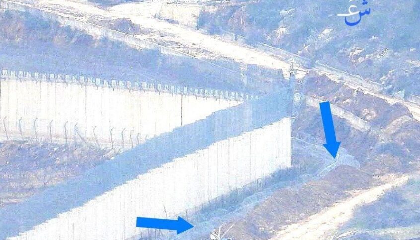 العدو يمدد اسلاك معدنية على طول الجدار الحدودي بين كفركلا ومستعمرة المطلة