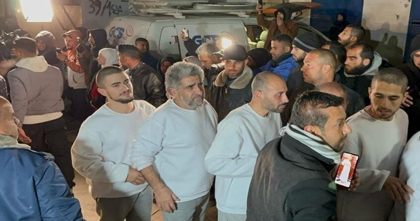 حافلة أقلّت معتقلين فلسطينيين أفرجت عنهم إسرائيل وصلت إلى رام الله