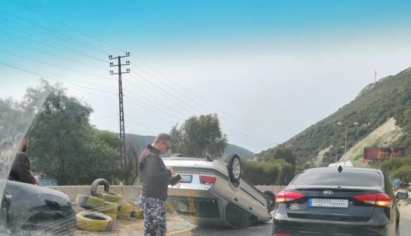انقلاب سيارة على اوتوستراد شكا يتسبب بزحمة سير خانقة