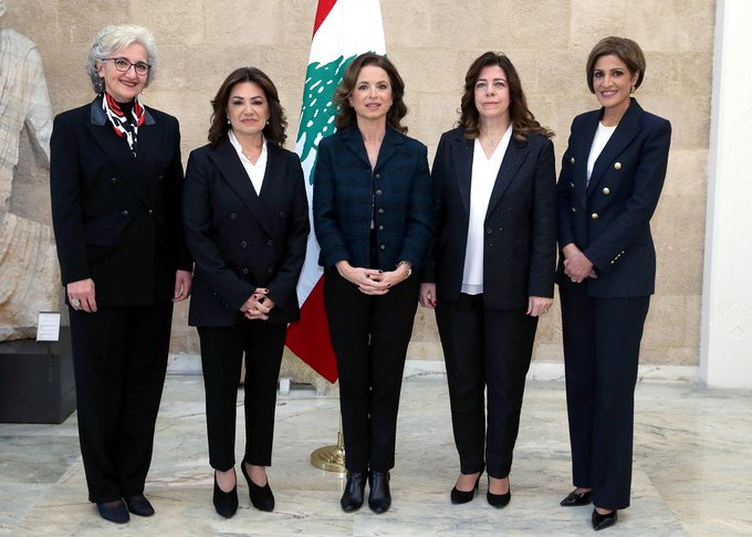 صورة تجمع الوزيرات في حكومة العهد الاولى