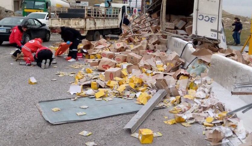 صور لحادث إنقلاب شاحنة على طريق عام ضهر البيدر