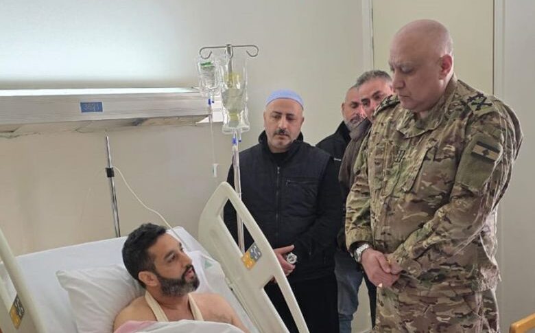 بعد تعرّضه لإصابة أثناء مداهمة… قائد الجيش بالإنابة تفقّد الرائد محمود