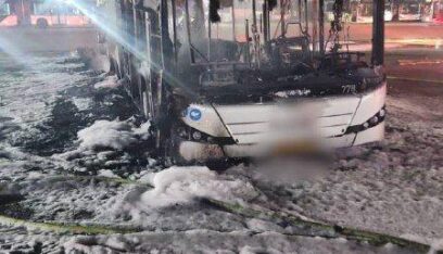 بالصورة: تفحم حافلات المستوطنين التي انفجرت بها عبوة ناسفة في بات يام