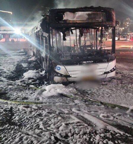 بالصورة: تفحم حافلات المستوطنين التي انفجرت بها عبوة ناسفة في بات يام