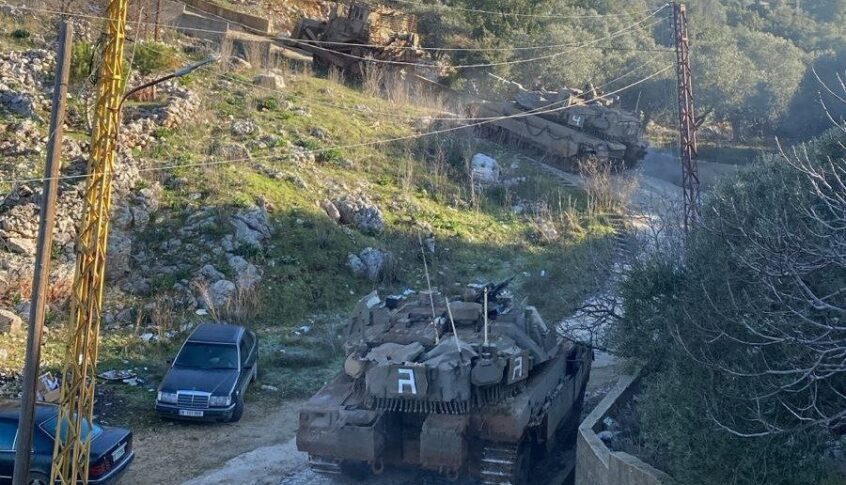 فيديو لمحلقة معادية تلقي قنبلة بالقرب من احد المباني في بلدة كفرشوبا