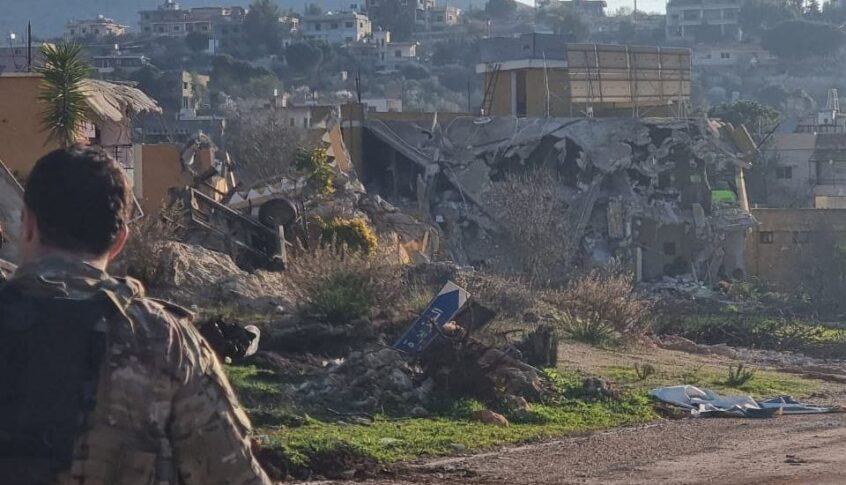 العدو «يعد» بالانسحاب غداً باستثناء النقاط الخمس