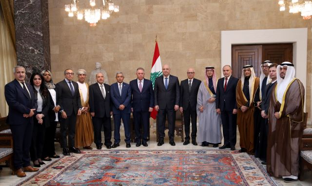 الرئيس عون لوفد السفراء العرب: لا يمكن مواجهة التحديات الراهنة إلَّا من خلال موقف عربي موحَّد