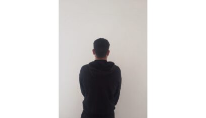 استغل نزوح الأهالي لسرقة محتويات منازل ومحال