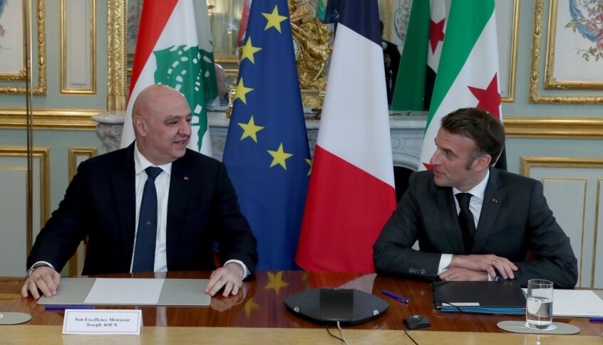 ماكرون: متضامن مع اللبنانيين الذين تعرضوا الى الضربات اليوم وفرنسا تقف إلى جانبكم