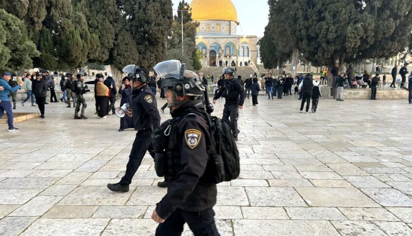 قيود من إسرائيل على دخول الفلسطينيين الى المسجد الأقصى