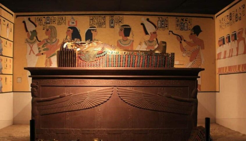 قطع أثرية نادرة وأسرار مخفية…مقبرة توت عنخ آمون تشغل بال العلماء مجدداً!
