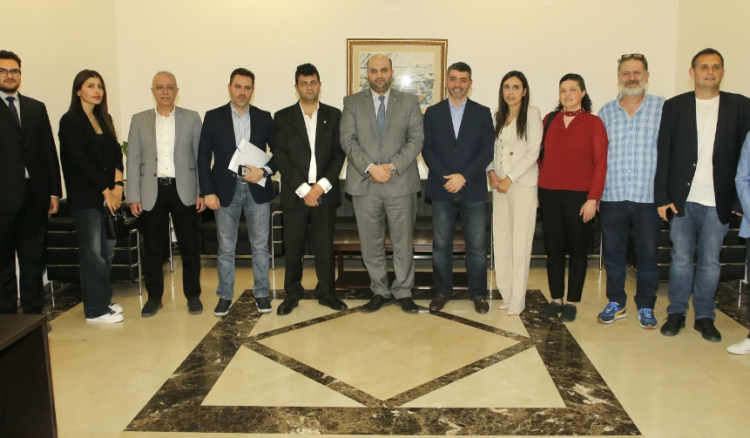 وزير الصحة عرض مع نقيب الصيادلة شؤون القطاع واستقبل رائف رضا