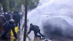 القناة 12 الإسرائيلية: صاروخ إيراني أصاب منزل وزير إسرائيلي سابق في تل أبيب الكبرى