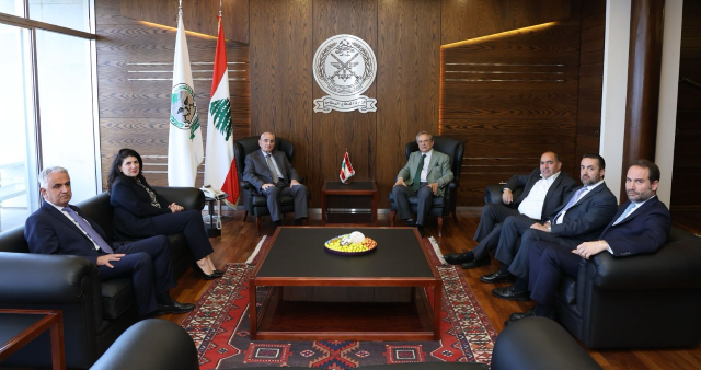 وزير الدفاع استقبل مديرين عامين واطلع من حبيب على مشاريع مصرف الإسكان