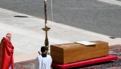 انتهاء صلاة جنازة البابا فرنسيس في الفاتيكان وانطلاق النعش إلى مثواه الأخير