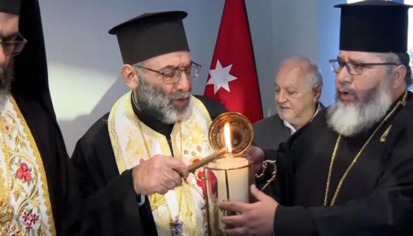 بالصورة: “اللقاء الأرثوذكسي” يتسلّم شعلة النور المقدس في مطار ماركا بالأردن