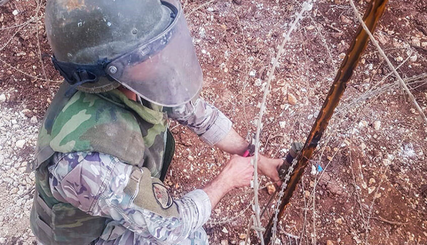 بالصور: إزالة شريط شائك مفخّخ في اللبونة وسواتر ترابية في خراج بلدة العديسة