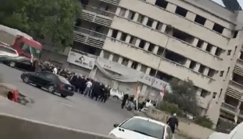 قطع طريق الشام عند مفرق عاليه احتجاجا على احداث صحنايا وجرمانا وللضغط على المعنيين للقيام بتحرك سريع