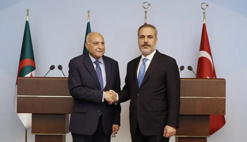 وزير الخارجية التركي يزور الجزائر الأحد