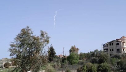 جيش العدو يلقي قنابل مدفعية ومضيئة فوق الموقع الذي استحدثه بين بلدتي حولا ومركبا(صورة)