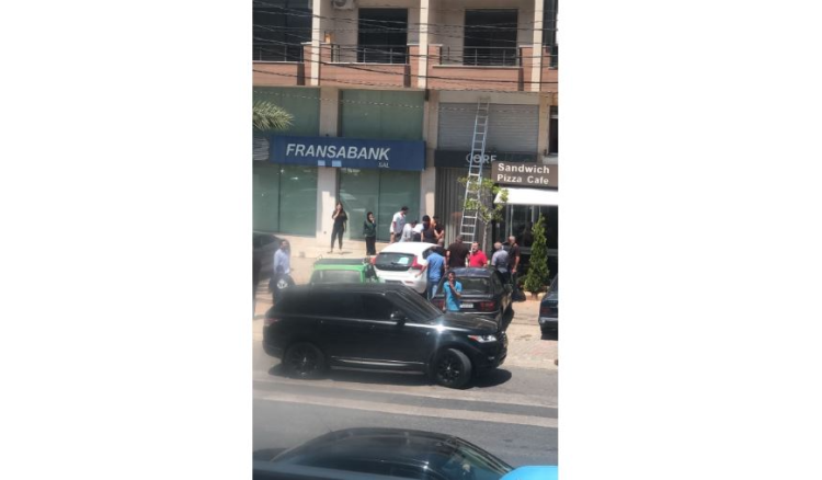 إصابة شاب بجروح حرجة إثر سقوطه عن عمود كهرباء في شكا