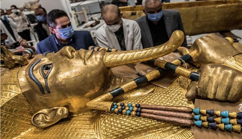مصر.. نقل 163 قطعة من كنوز الملك الذهبي إلى مقرها الجديد