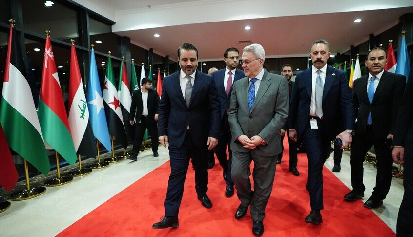 وزير الخارجية السوري يصل إلى بغداد لحضور القمة العربية