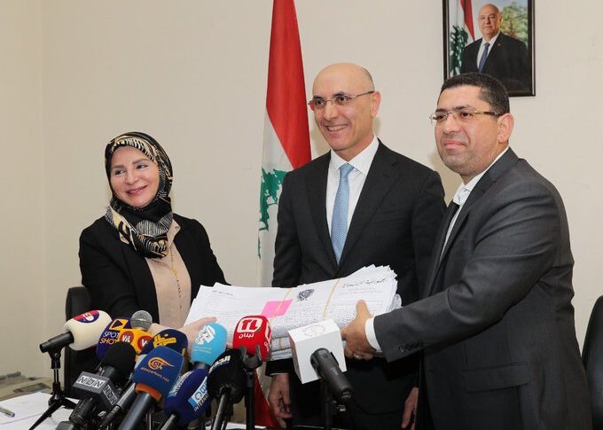 المكاوي تسلم من الحجار نتائج الإنتخابات البلدية والاختيارية