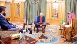 جهاز غامض أمام ترامب في لقائه مع الشرع وابن سلمان يثير الجدل