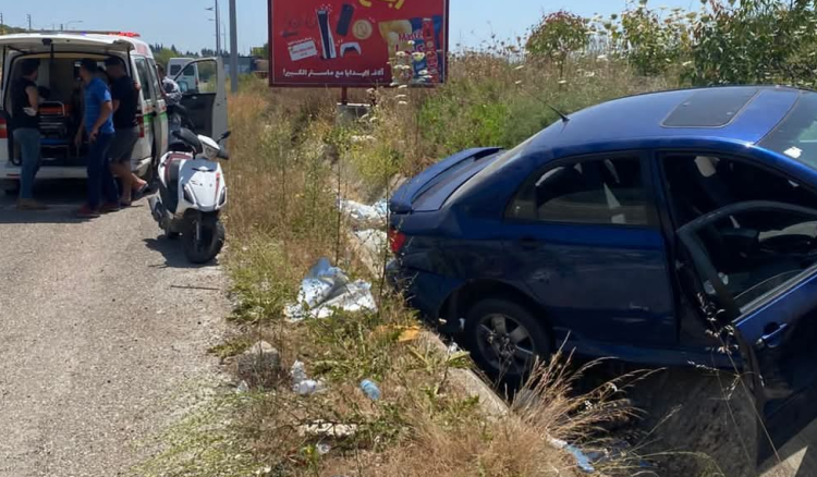 جريحة بحادث سير على اوتوستراد الزهراني – صور