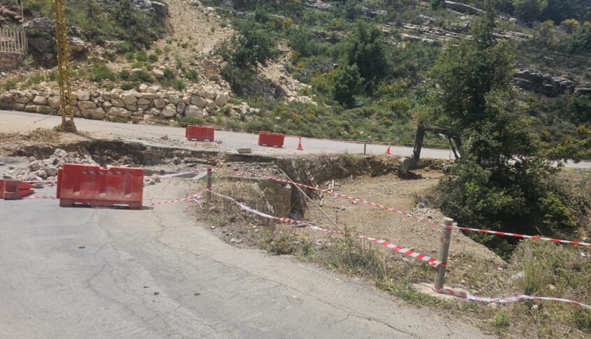 بدء الأشغال على الجسر الفاصل بين بلدتي مشمش ولحفد…بعد متابعة حثيثة من قبل النائب سيمون ابي رميا(بالصور)