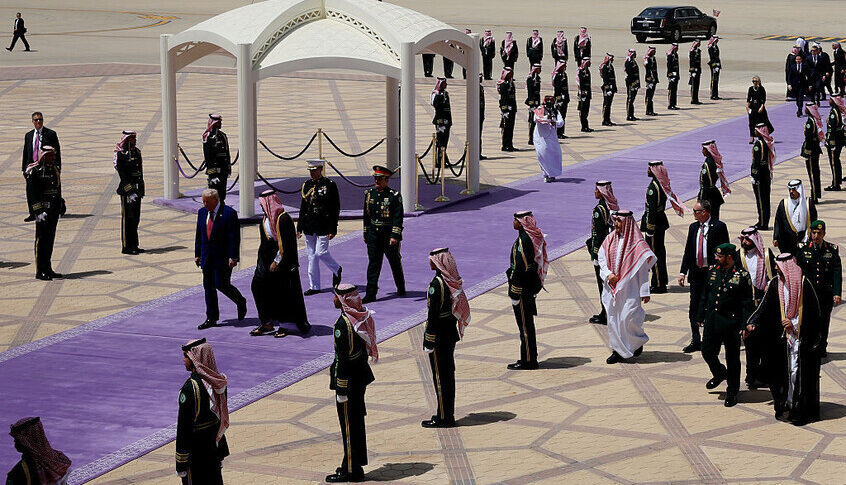 البنفجسي بدل الأحمر.. سر لون السجاد المفروش لاستقبال ترامب بالرياض