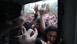 مشاهد مؤلمة لفلسطينين يتدافعون للحصول على الخبز في غزة (صور)