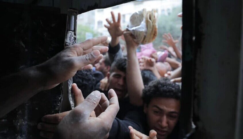 مشاهد مؤلمة لفلسطينين يتدافعون للحصول على الخبز في غزة (صور)